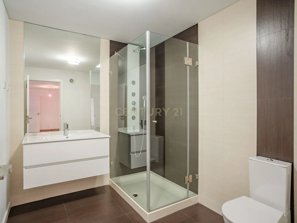 Moradia Independente T5 de Luxo com Piscina e Garagem a 5 minutos do Kings College - Image 20