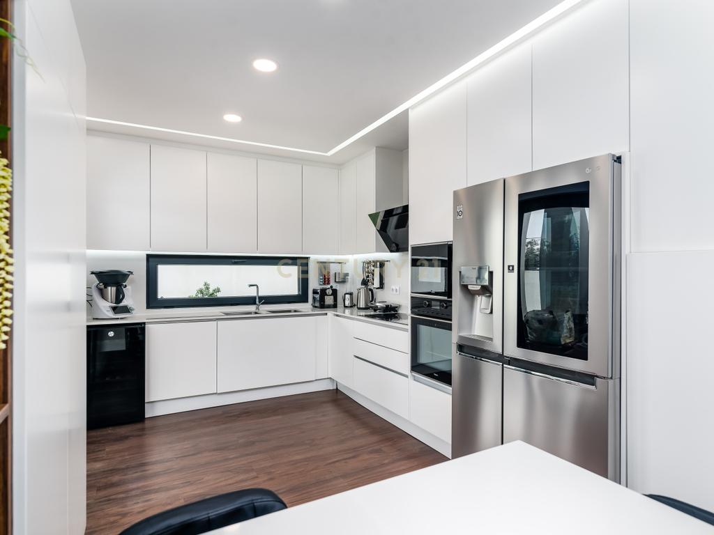 Luxuosa Moradia T3 com Vista Panorâmica em Loures, Lisboa para investimento! - Image 10