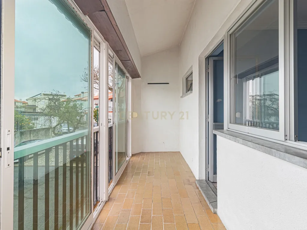 Moradia T5 com 220m2 no centro de Linda-a-Velha - Image 12