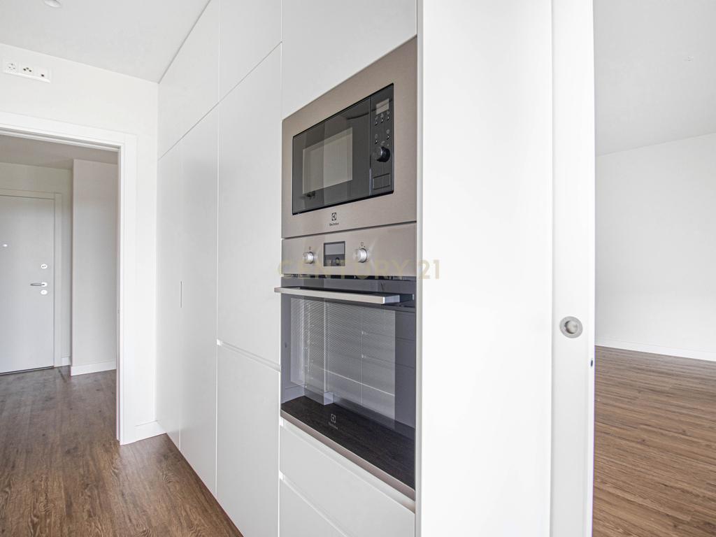 Apartamento T2 em Condomínio com Piscina e Garagem - Areeiro - Image 3