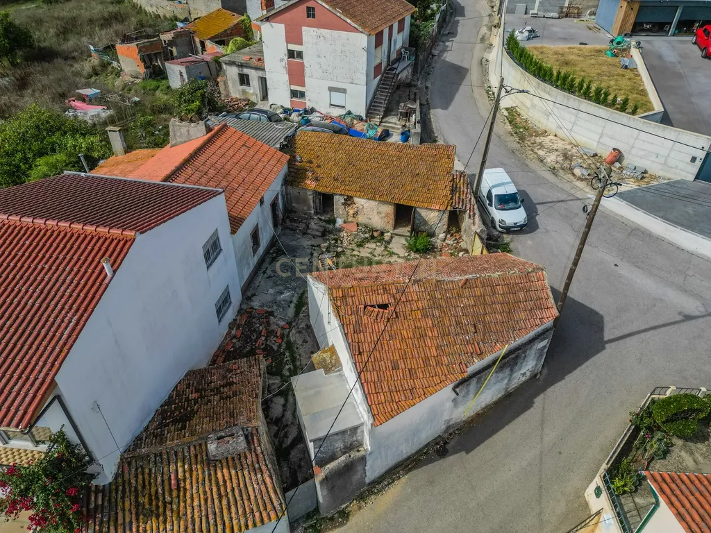 Casa típica portuguesa para remodelação a poucos minutos das praias da Figueira da Foz - Image 16