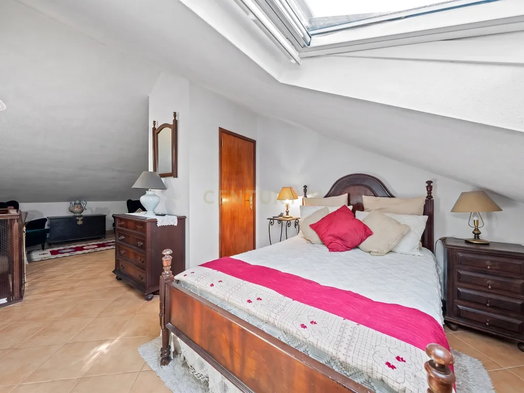 Apartamento T3 Duplex com Terraço, Varanda e Parqueamento no Montijo - Image 17