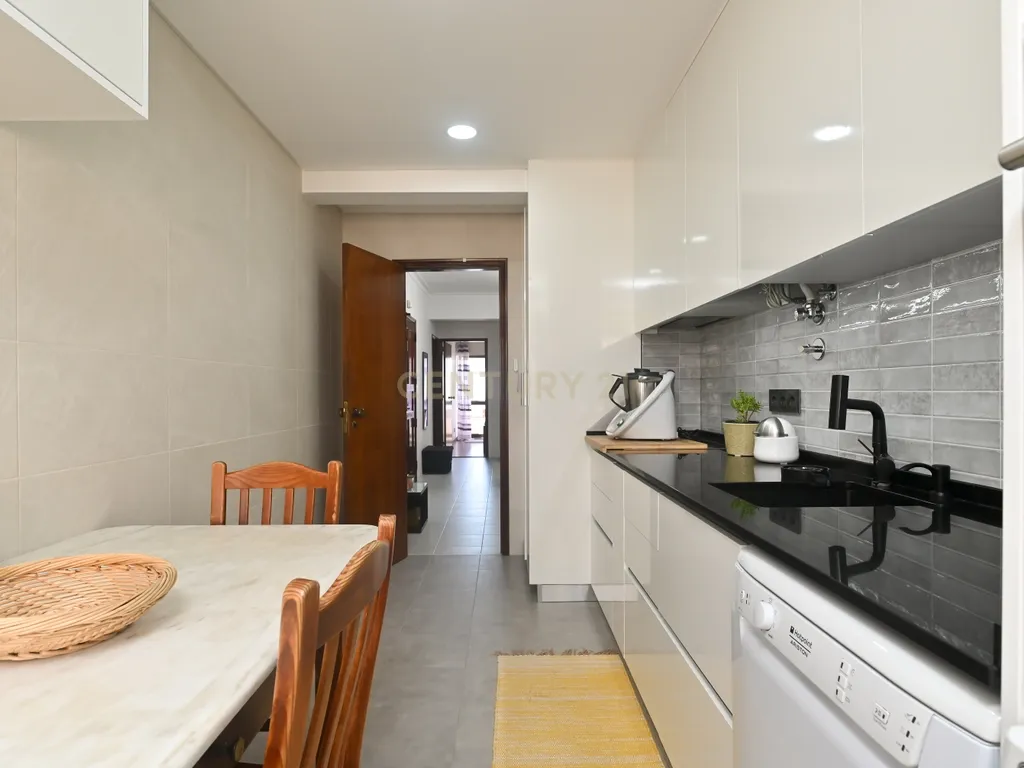 Apartamento T3 semi-remodelado, luminoso e pronto a habitar, na Rinchoa (Sintra). - Image 5