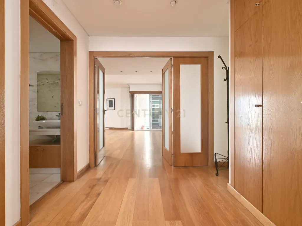 T2 com garagem, para arrendar - Av. Infante Santo (Lisboa) - Image 1