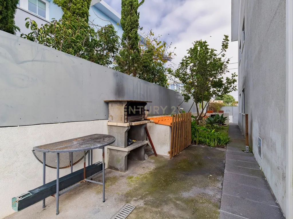 Moradia familiar T6 com anexo T1 independente, num lote com 510m² no Botequim – Charneca da Caparica, Almada - Image 26