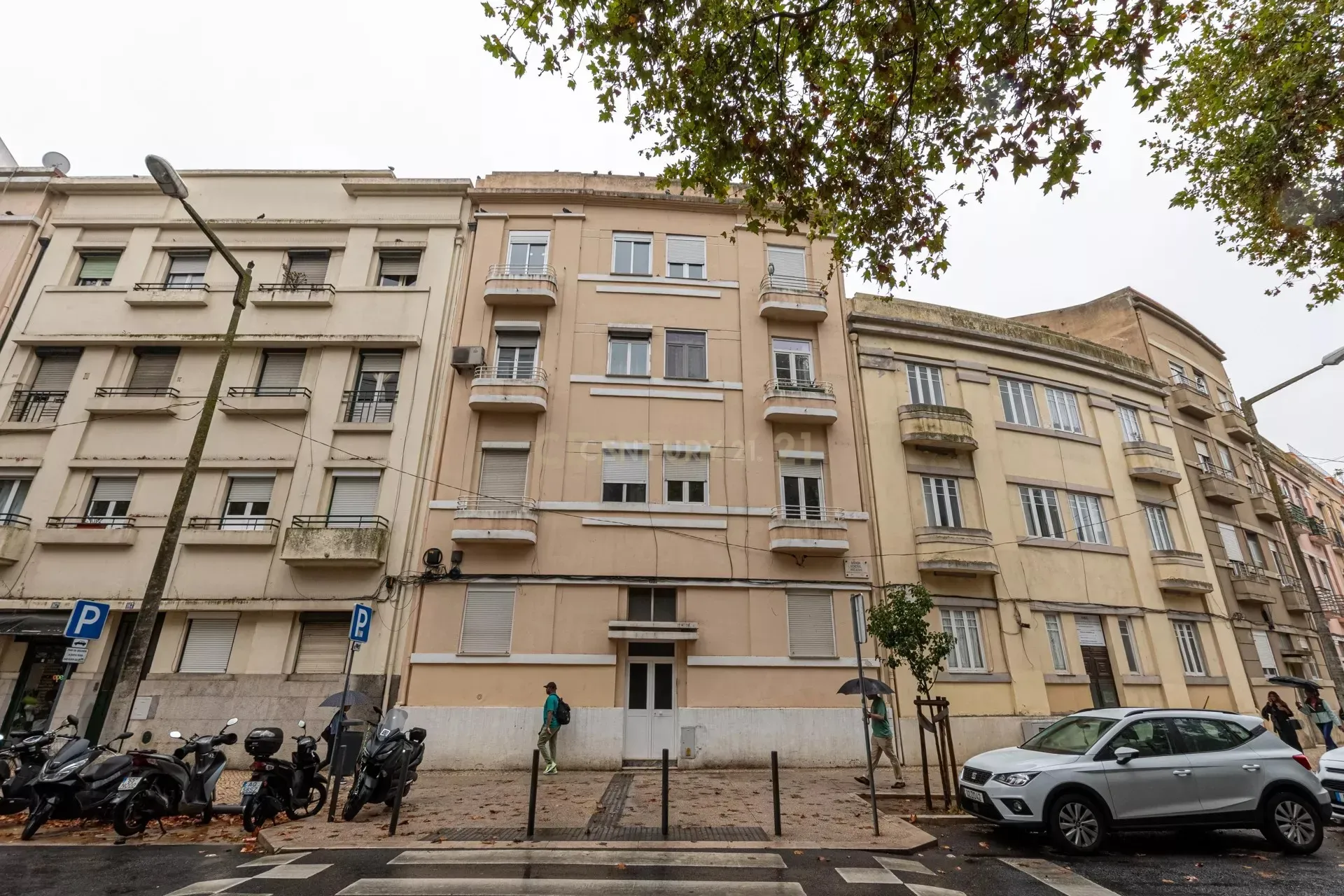 Apartamento T2 com logradouro na Penha de França - Image 1