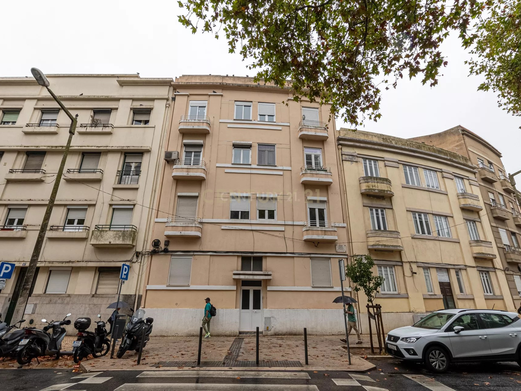 Apartamento T2 com logradouro na Penha de França - Image 1