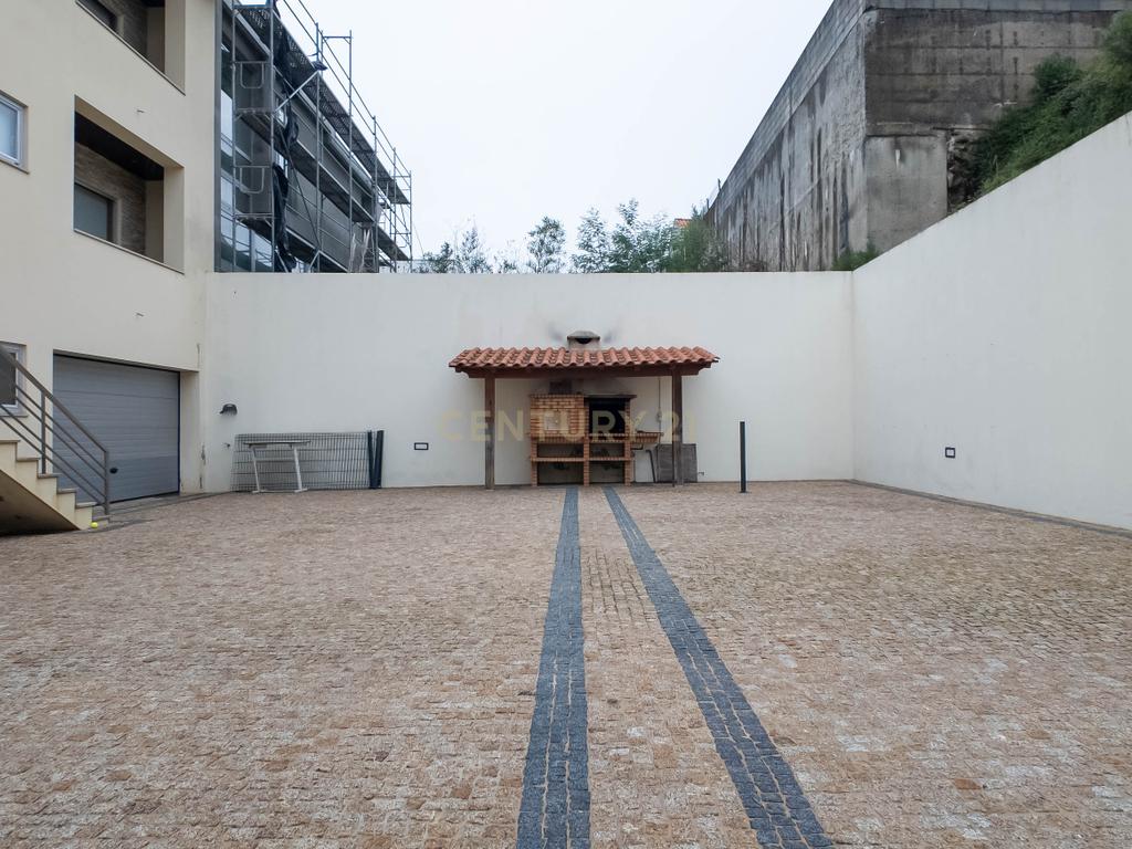 Moradia  de Luxo T4 ( como Nova ) em São Pedro da Cova - Image 59