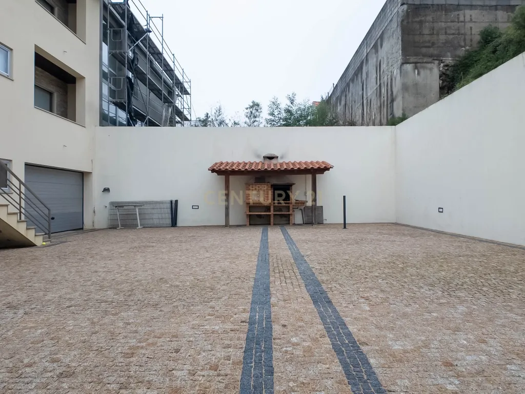 Moradia de Luxo T4 ( como Nova ) em São Pedro da Cova - Image 59