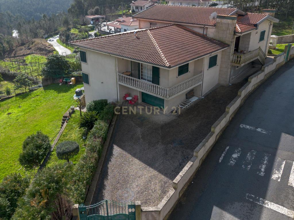 Deslumbrante Quinta T5 com terreno urbano de 5000m2 em Aguiar de Sousa - Image 73