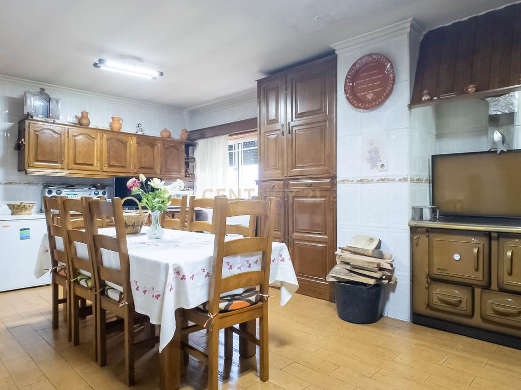 Moradia T3 com anexos, logradouro e garagem em Paredes - Image 2