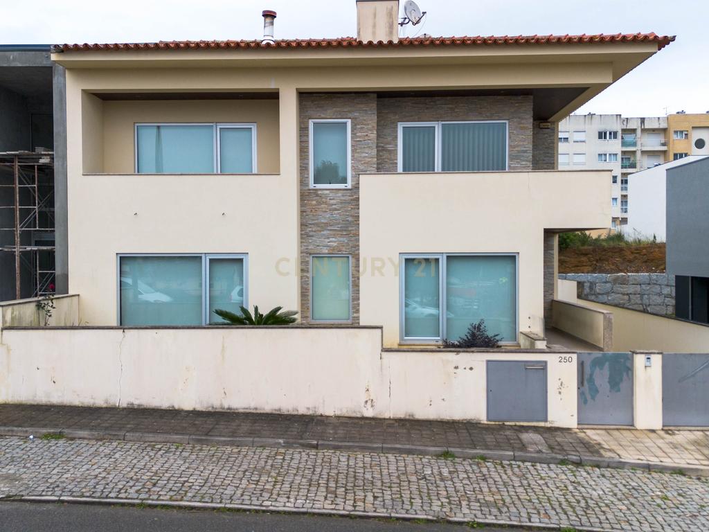 Moradia  de Luxo T4 ( como Nova ) em São Pedro da Cova - Image 66
