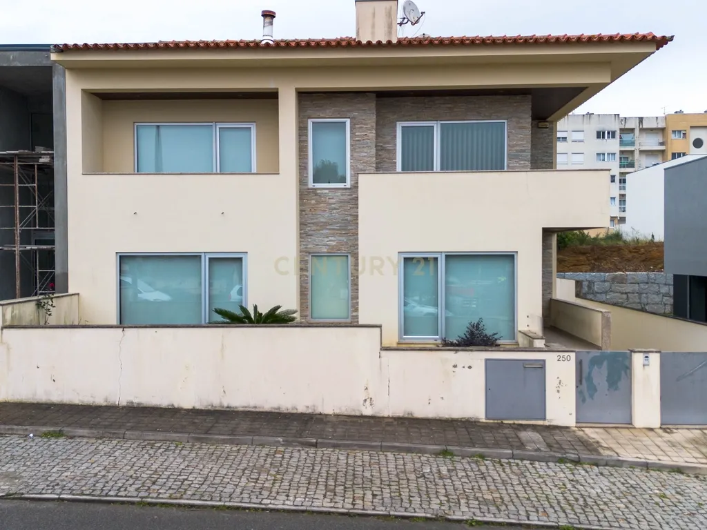 Moradia de Luxo T4 ( como Nova ) em São Pedro da Cova - Image 66