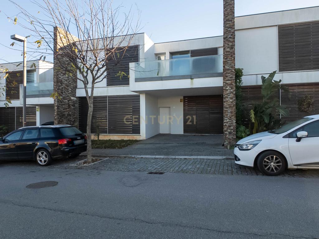Luxuosa Moradia em Santo Tirso com Vista Panorâmica - Image 12