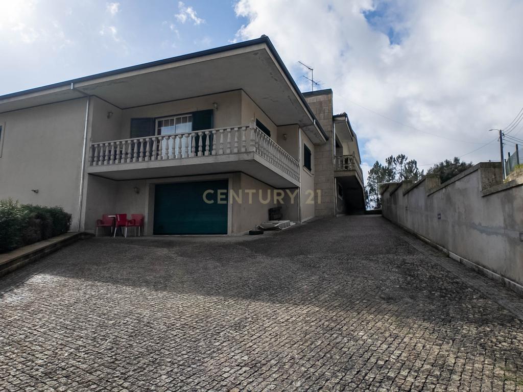 Deslumbrante Quinta T5 com terreno urbano de 5000m2 em Aguiar de Sousa - Image 8