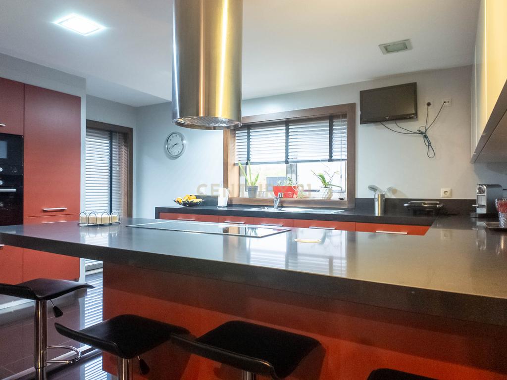 Moradia  de Luxo T4 ( como Nova ) em São Pedro da Cova - Image 38