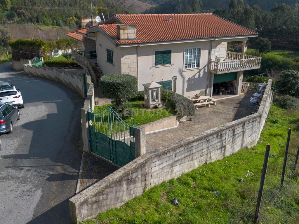 Deslumbrante Quinta T5 com terreno urbano de 5000m2 em Aguiar de Sousa - Image 5