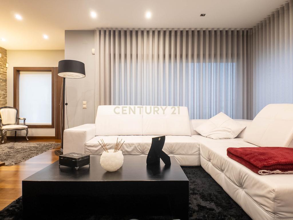 Moradia  de Luxo T4 ( como Nova ) em São Pedro da Cova - Image 11