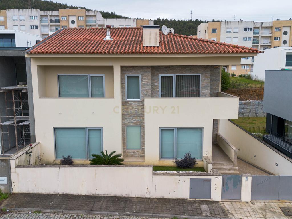 Moradia  de Luxo T4 ( como Nova ) em São Pedro da Cova - Image 67