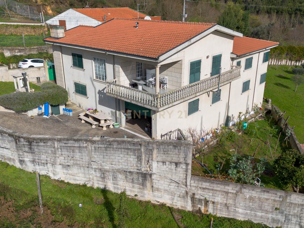 Deslumbrante Quinta T5 com terreno urbano de 5000m2 em Aguiar de Sousa - Image 2