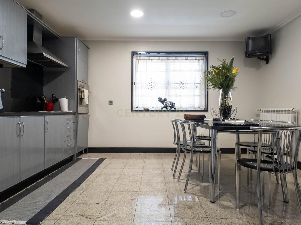 Deslumbrante Quinta T5 com terreno urbano de 5000m2 em Aguiar de Sousa - Image 12