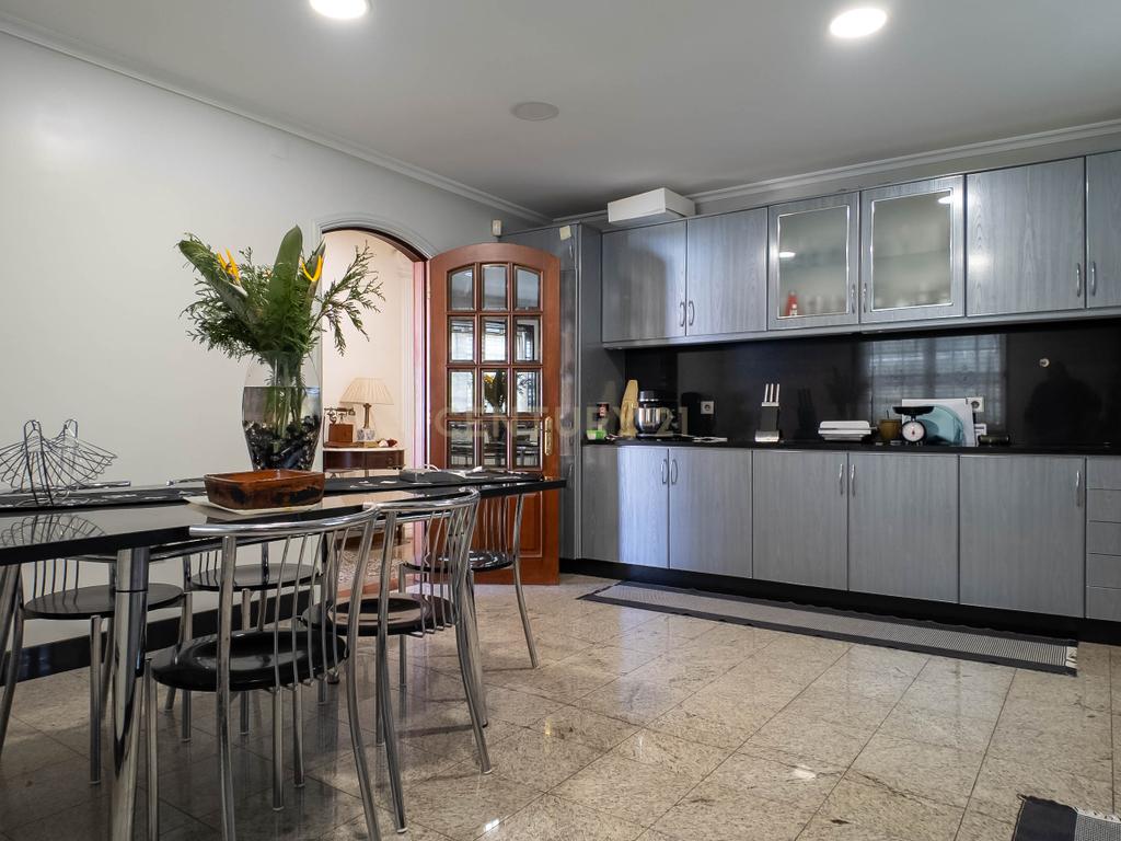 Deslumbrante Quinta T5 com terreno urbano de 5000m2 em Aguiar de Sousa - Image 13