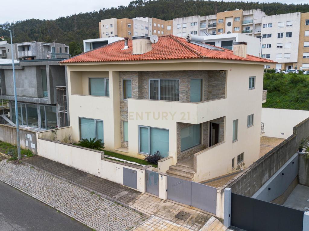 Moradia  de Luxo T4 ( como Nova ) em São Pedro da Cova - Image 63