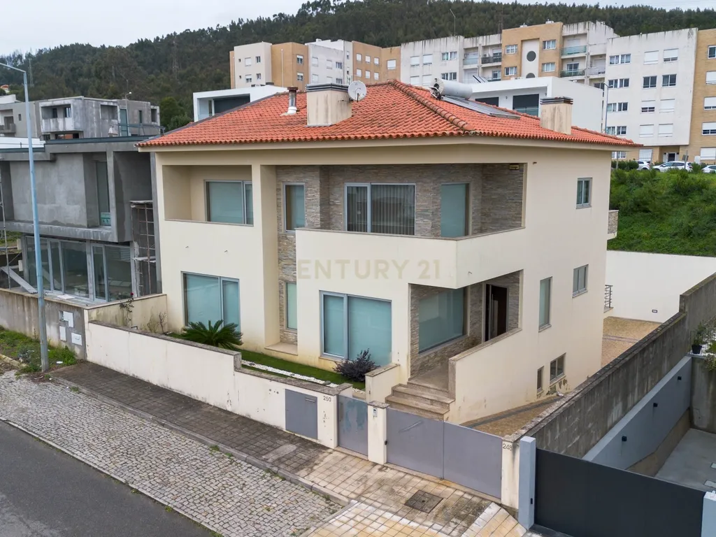 Moradia de Luxo T4 ( como Nova ) em São Pedro da Cova - Image 63
