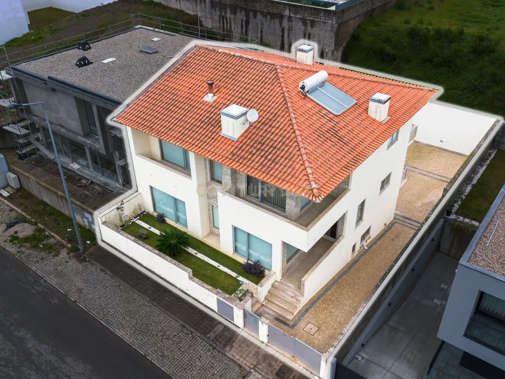 Moradia de Luxo T4 ( como Nova ) em São Pedro da Cova - Image 65