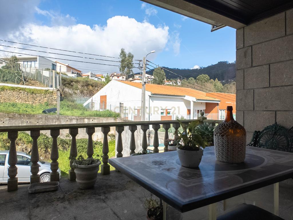 Deslumbrante Quinta T5 com terreno urbano de 5000m2 em Aguiar de Sousa - Image 36