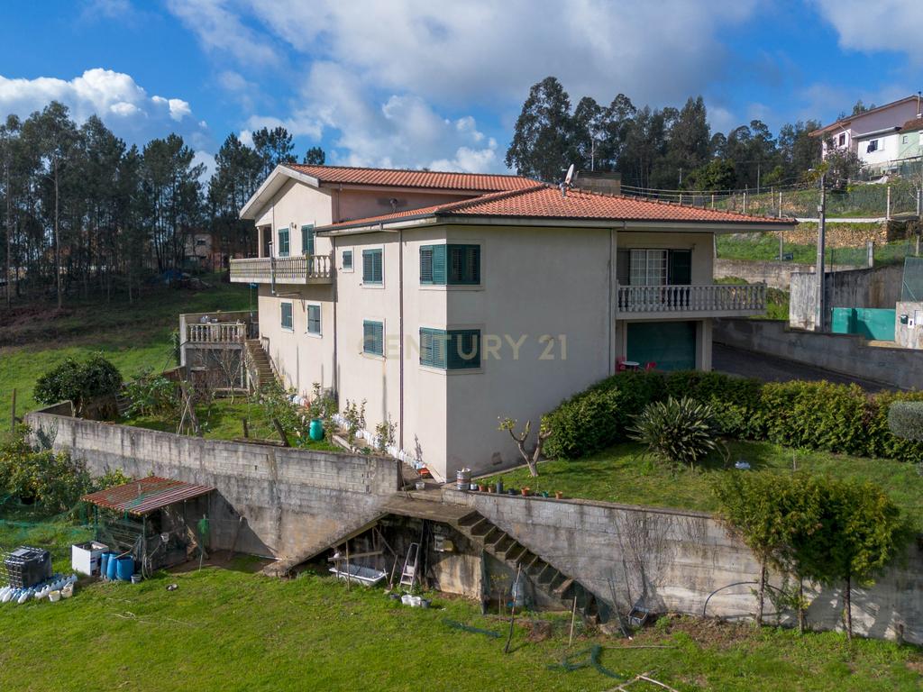 Deslumbrante Quinta T5 com terreno urbano de 5000m2 em Aguiar de Sousa - Image 3