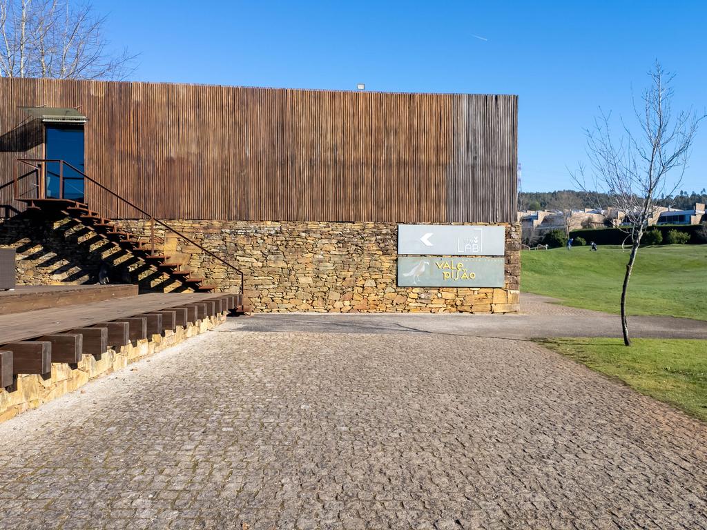 Luxuosa Moradia em Santo Tirso com Vista Panorâmica - Image 16
