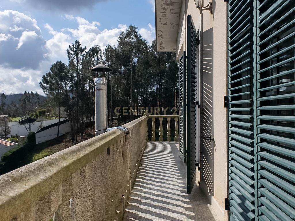 Deslumbrante Quinta T5 com terreno urbano de 5000m2 em Aguiar de Sousa - Image 19