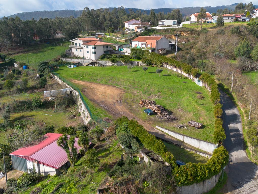 Deslumbrante Quinta T5 com terreno urbano de 5000m2 em Aguiar de Sousa - Image 6