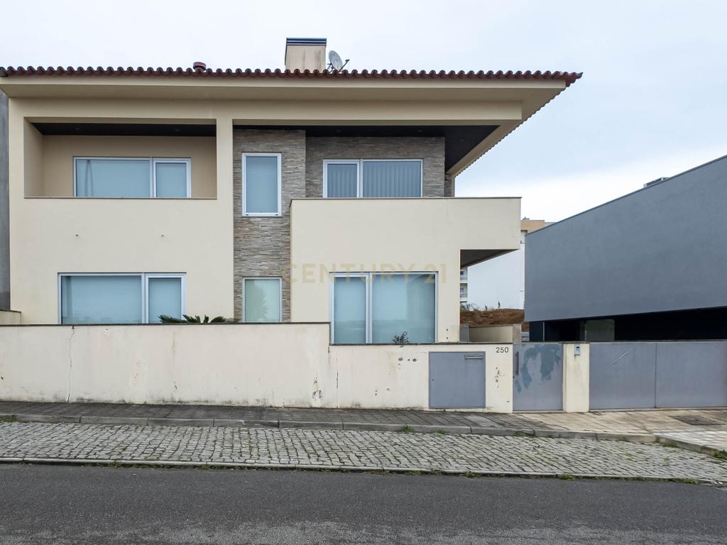 Moradia  de Luxo T4 ( como Nova ) em São Pedro da Cova - Image 2