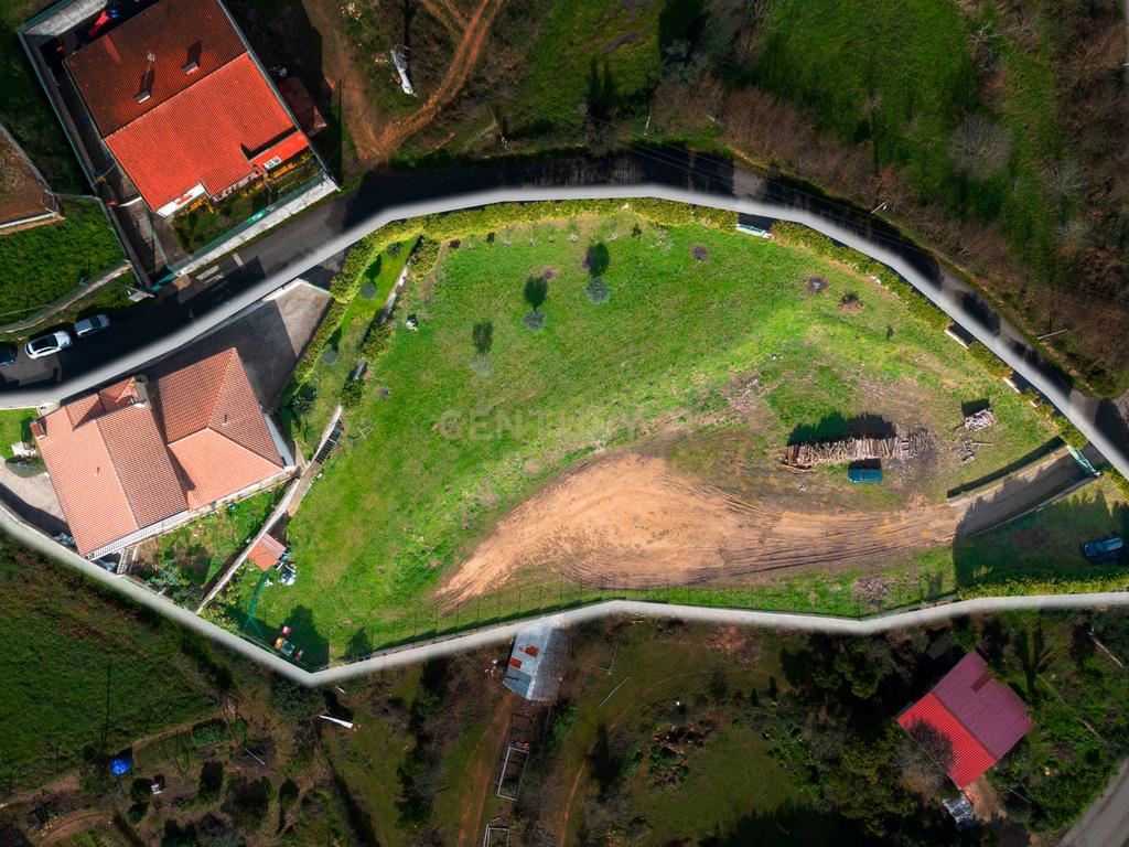 Deslumbrante Quinta T5 com terreno urbano de 5000m2 em Aguiar de Sousa - Image 1