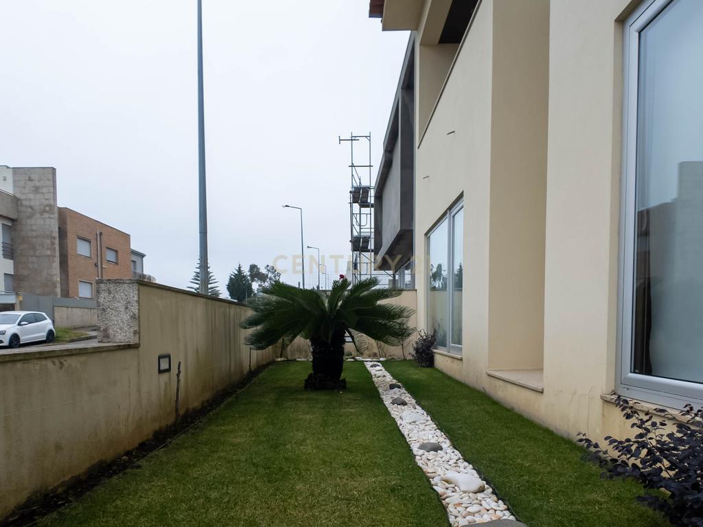 Moradia  de Luxo T4 ( como Nova ) em São Pedro da Cova - Image 60