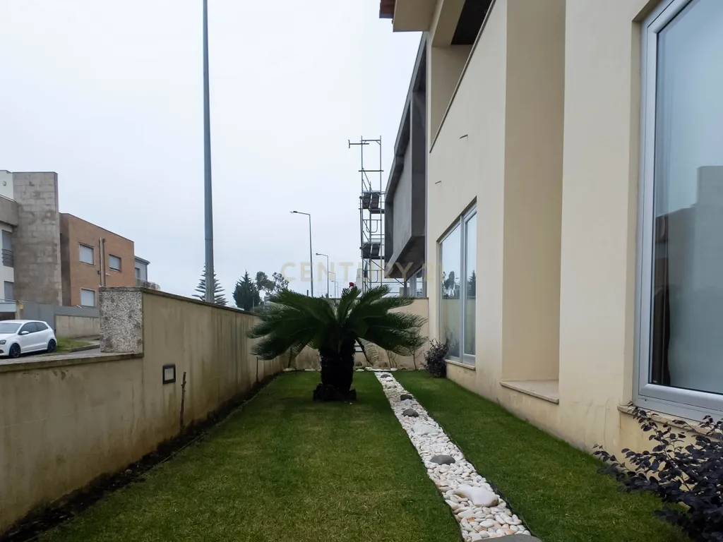 Moradia de Luxo T4 ( como Nova ) em São Pedro da Cova - Image 60