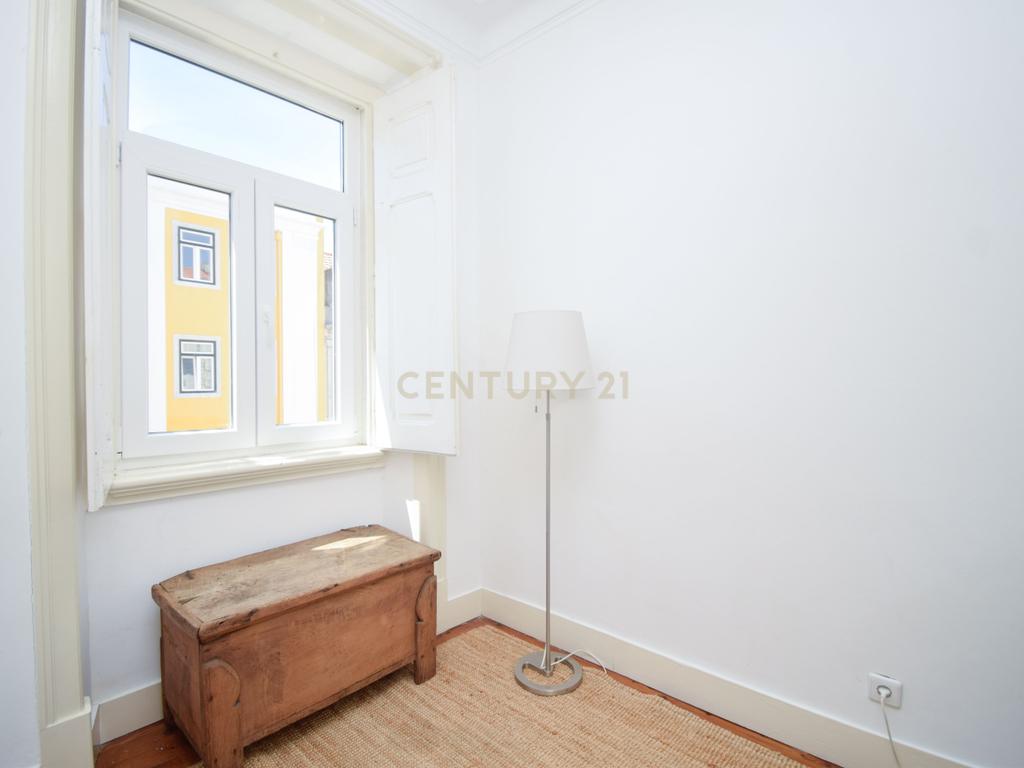 Apartamento T2+1 Renovado no Coração de Campo de Ourique - Image 11