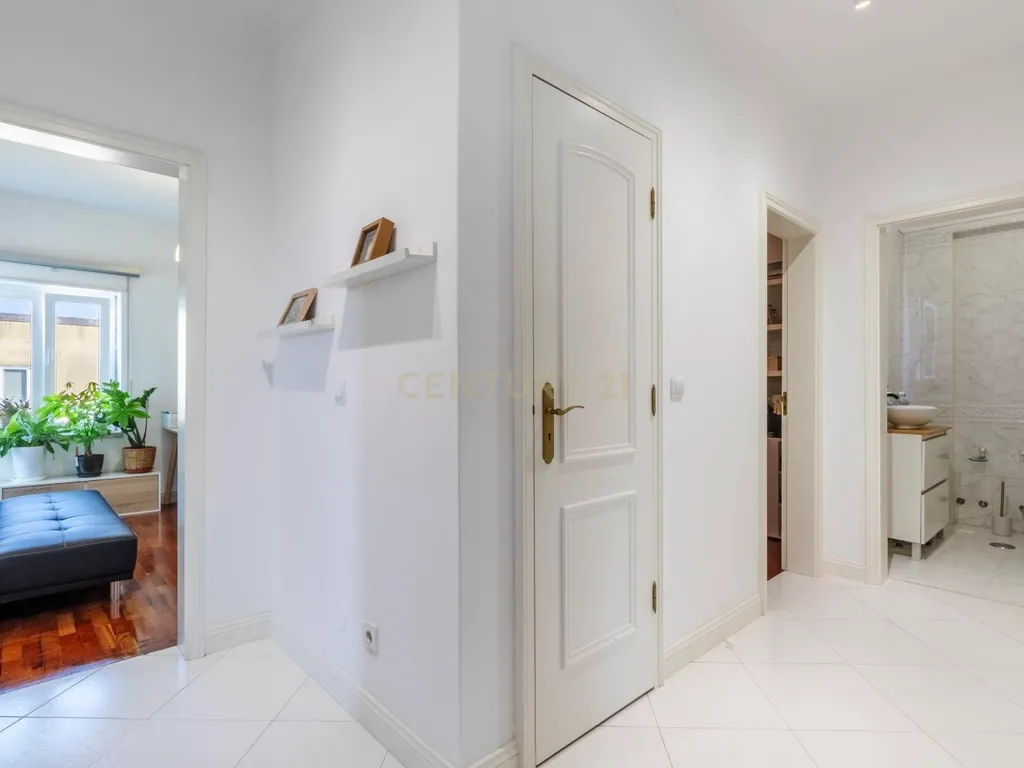 Espaçoso T3 na Sobreda com 2 Casas de Banho e Varandas - Image 63