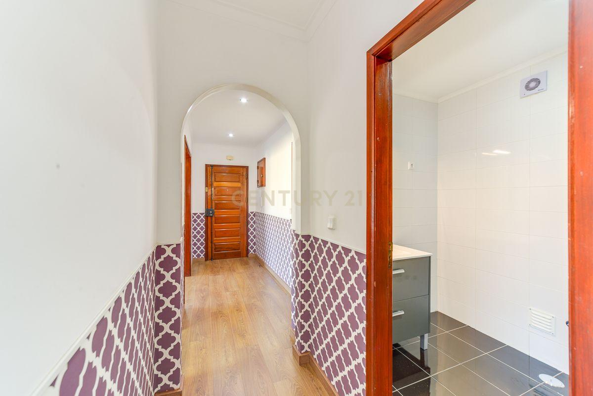 Fotografia 10 de Apartamento T2 com 75 m², situado numa zona central e muito procurada do Cacém