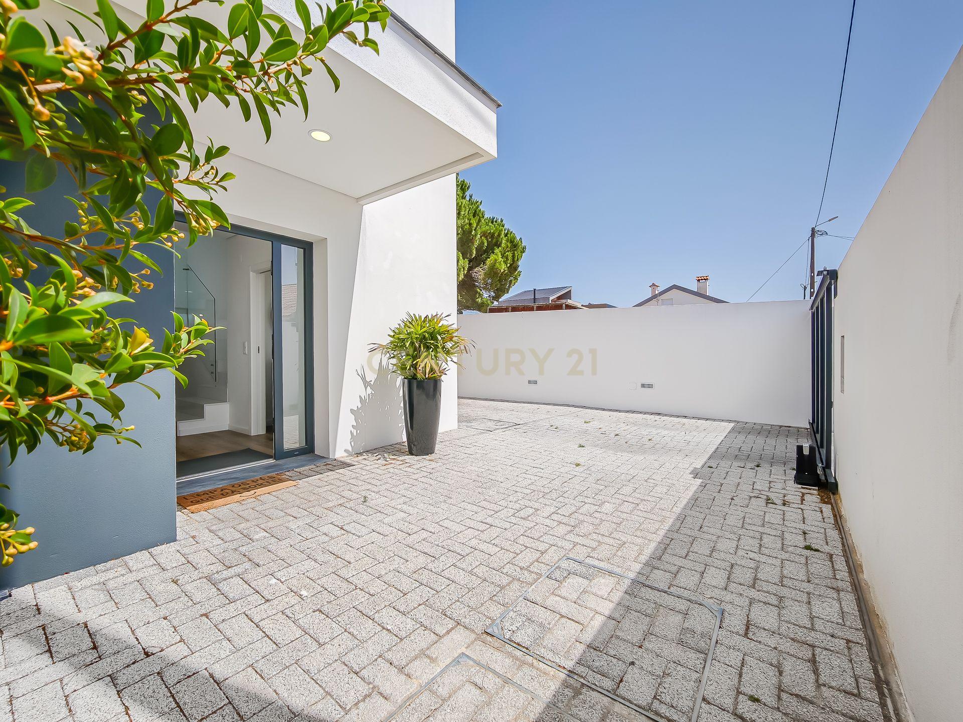 Fotografia 10 de Moradia T4 Isolada | Piscina | Garagem Box | Painéis Solares | 2025 | Cascais | Alcabideche |  Colégio Tassis a 8 minutos