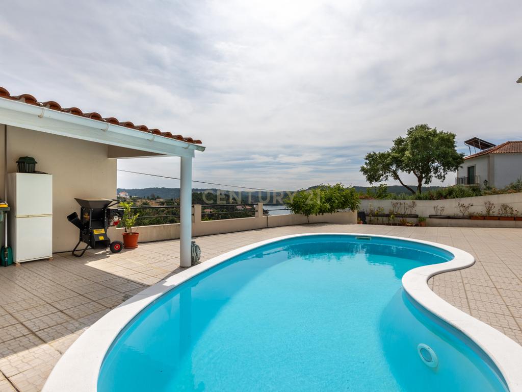 Moradia de Luxo com Vista Panorâmica sobre o Castelo do Bode e Piscina Privada - Image 16