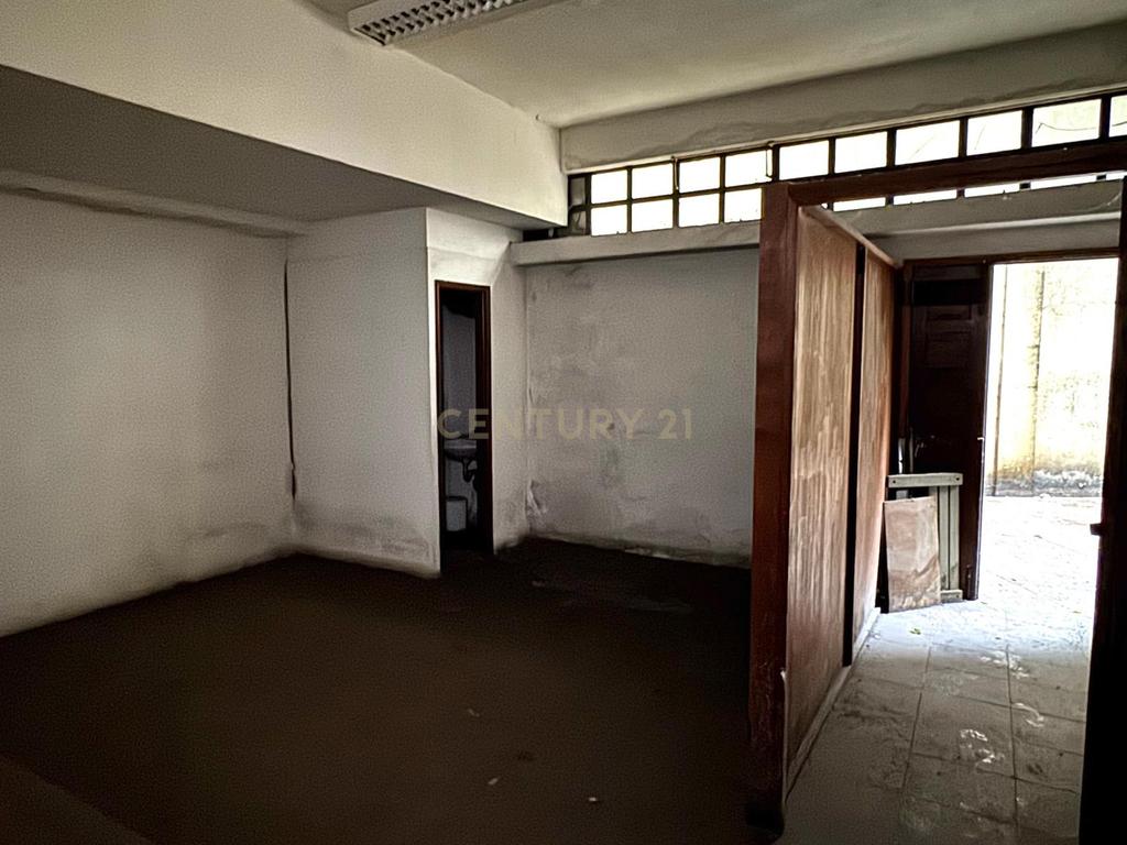 Café/Restaurante com 2 Armazéns e Loja Independente na Av. da República, Gaia - Image 38