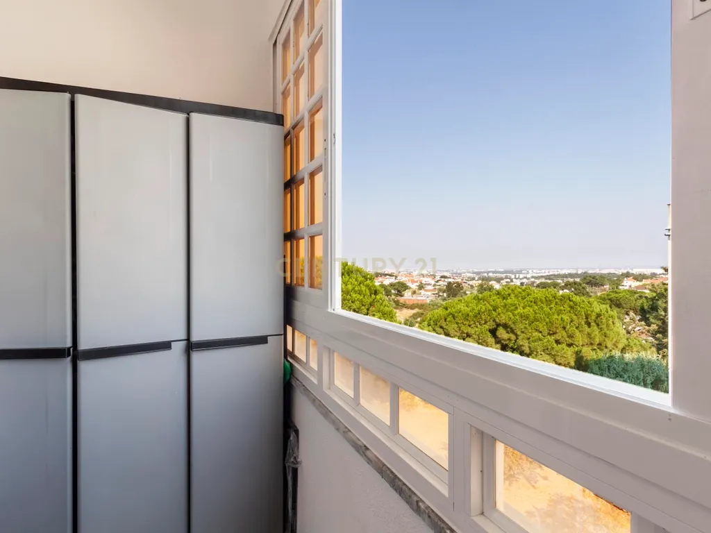 Espaçoso T3 na Sobreda com 2 Casas de Banho e Varandas - Image 18