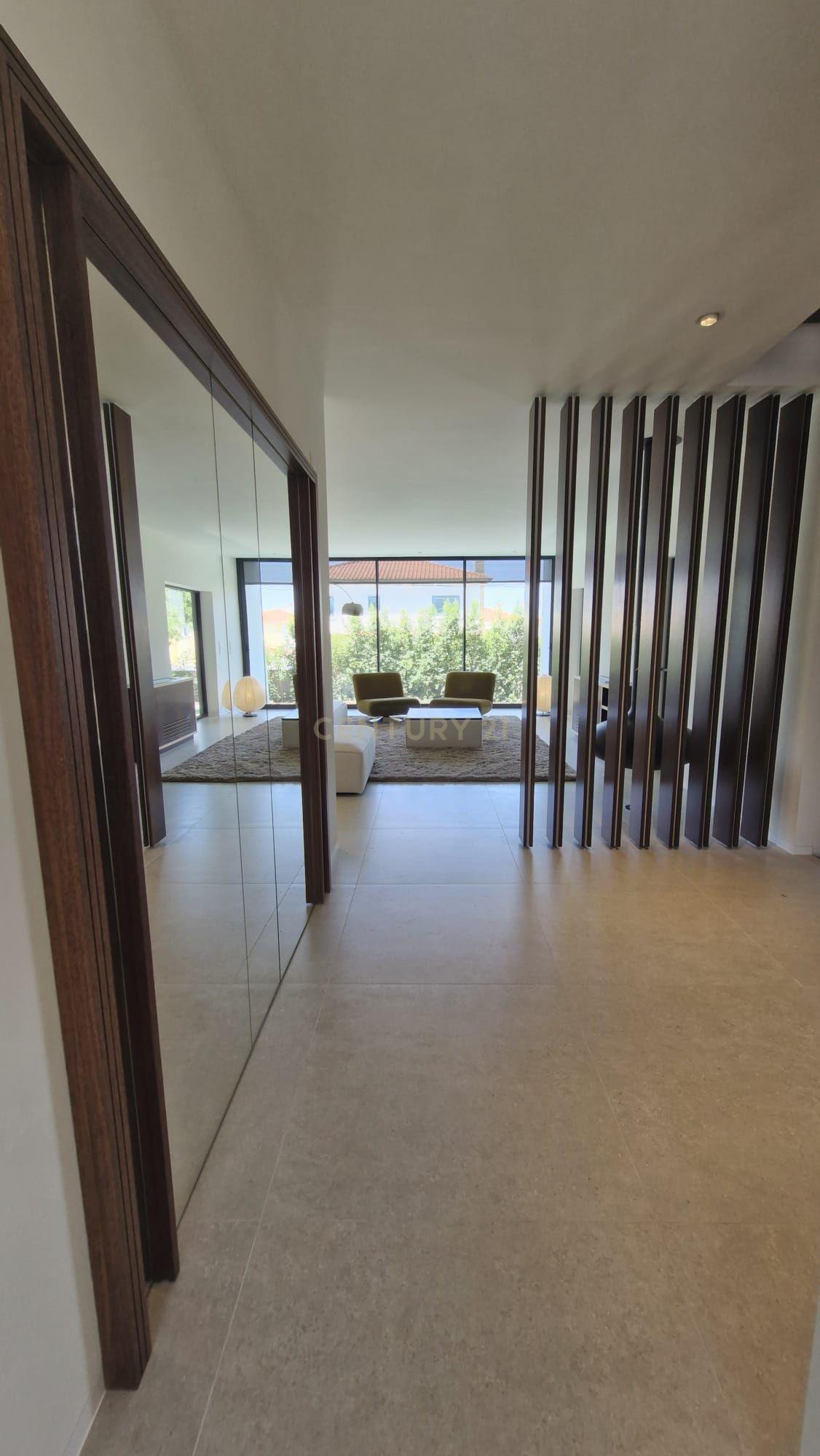 Fotografia 11 de Moradia T4 | Área de Construção: 380m² | Lote: 502m² | 3 Pisos | Piscina Privada