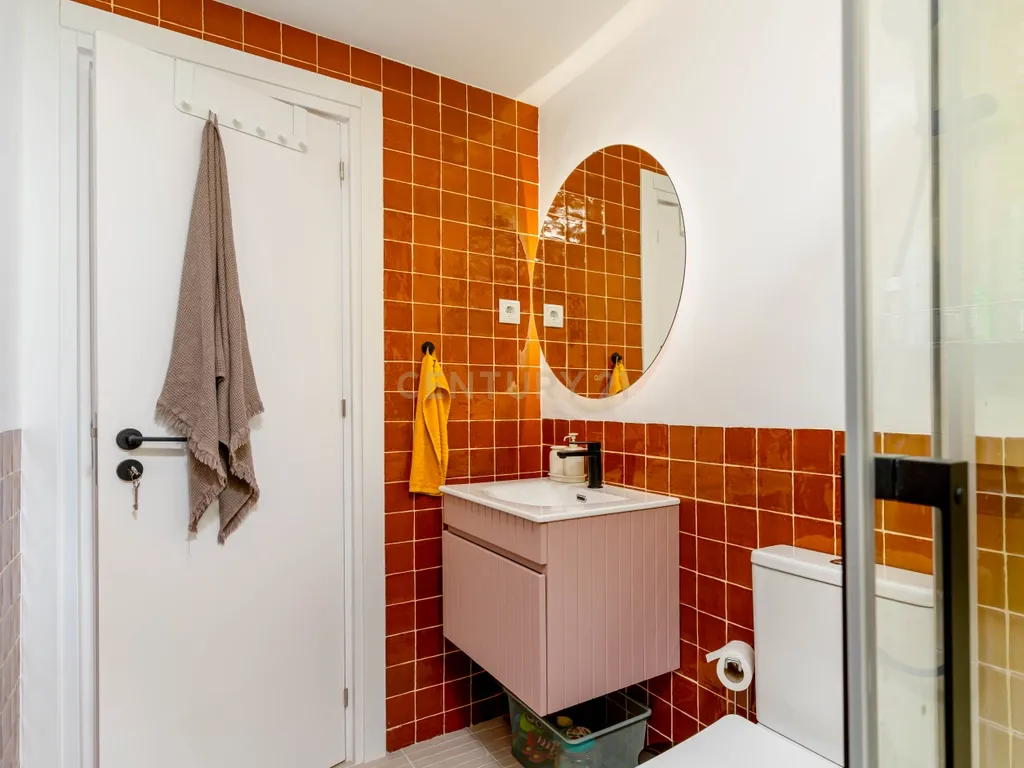 Viver com Elegância entre o Litoral e a Cidade – Uma Casa Sustentável em Colares, Portugal - Image 59