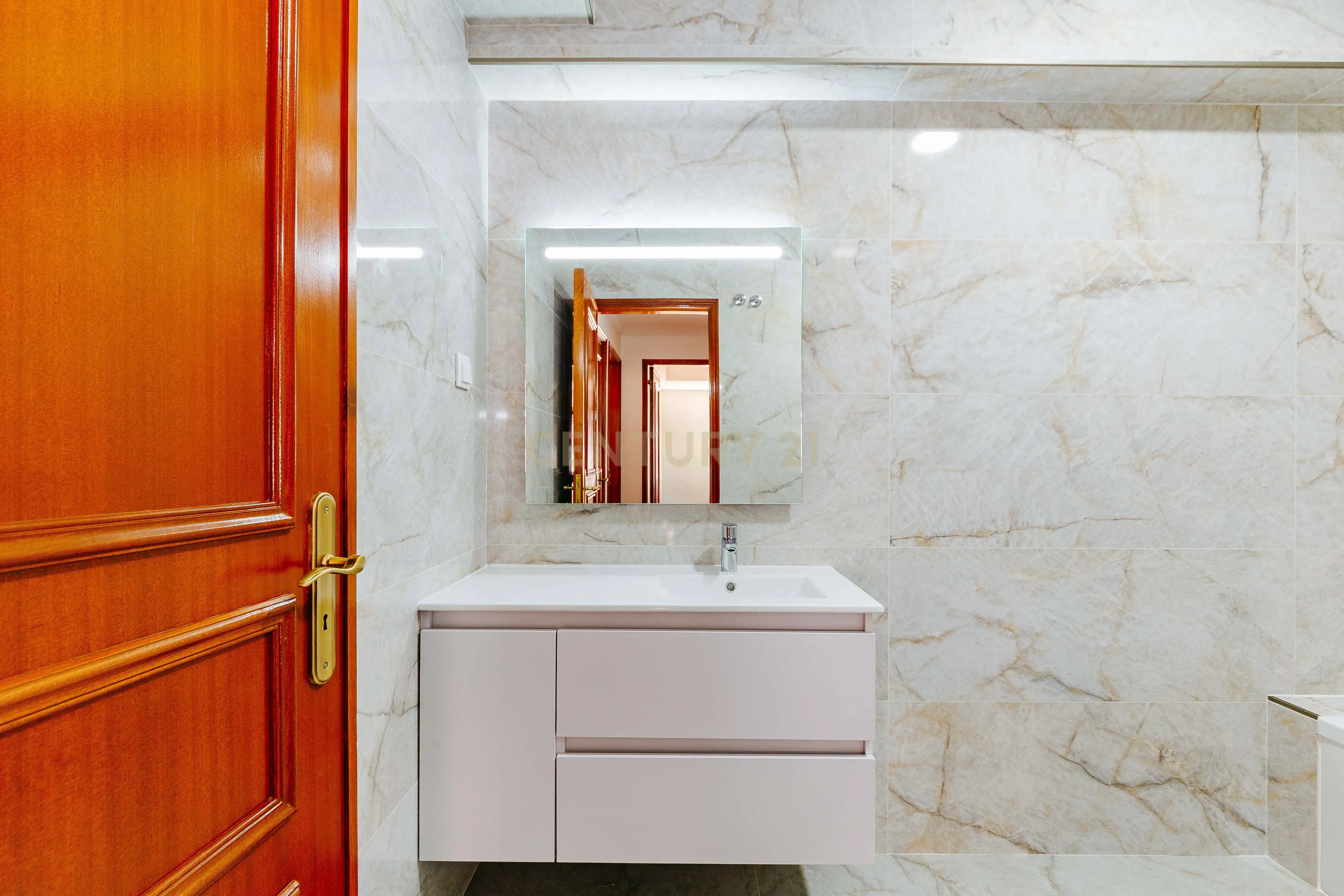 Apartamento T3 Renovado com Vista Rio em Santa Apolónia – Viva no Coração de Lisboa - Image 47