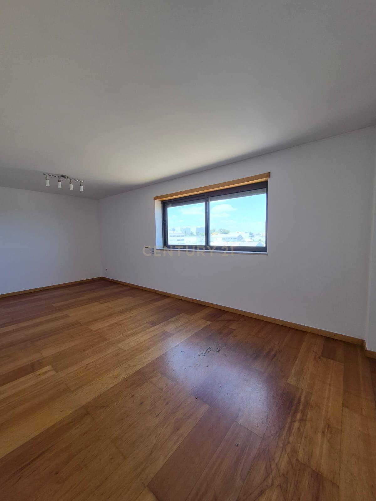 T3 Remodelado com Vista Rio Panorâmica e Excelente Luz Natural | Marvila, Lisboa