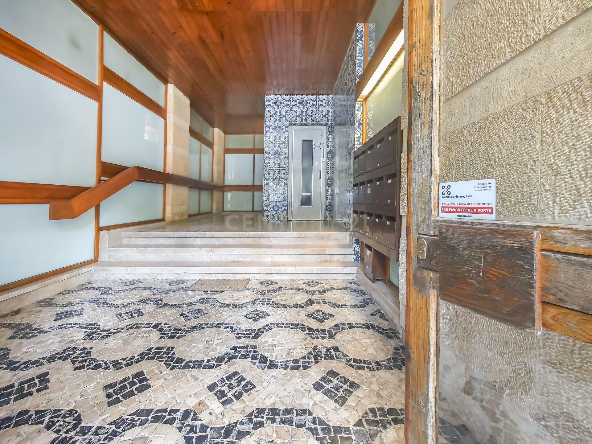 Fotografia 4 de Apartamento Renovado T2 | Suíte | Mobilado | Elevador | Ar Condicionado | Luminoso|  Estoril | Cascais |  a 12 minutos da Praia